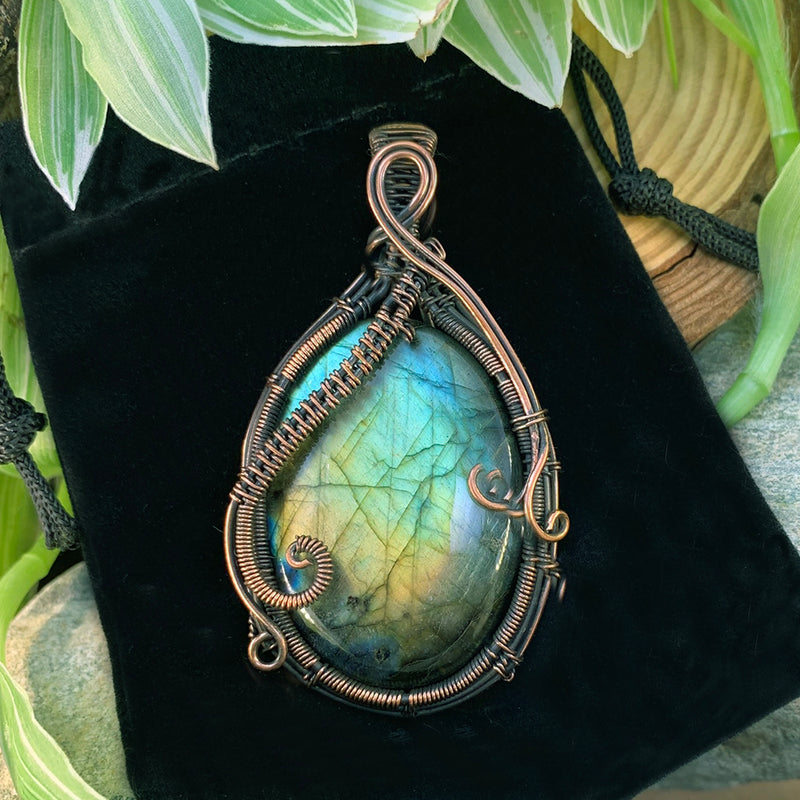 Lustrous Labradorite Copper Wire Pendant Necklace