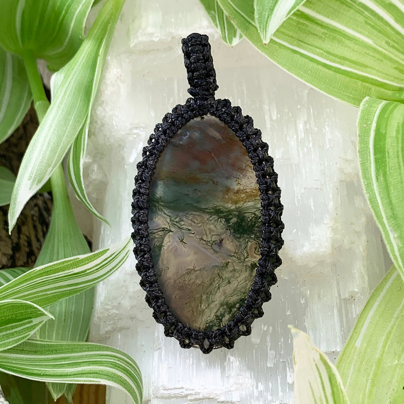 Green Moss Agate Macramé Pendant Necklace